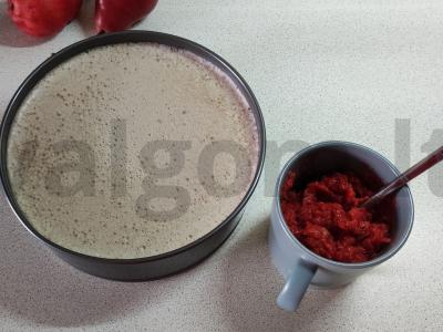 Banano sūrio pyragas su braškėmis be kepimo Žingsnis 9