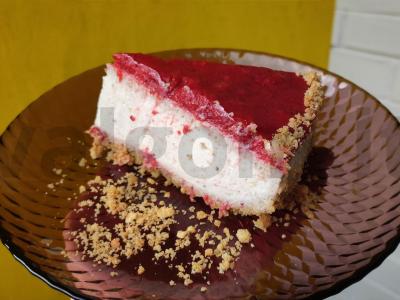 Banano sūrio pyragas su braškėmis be kepimo pagrindine nuotrauka