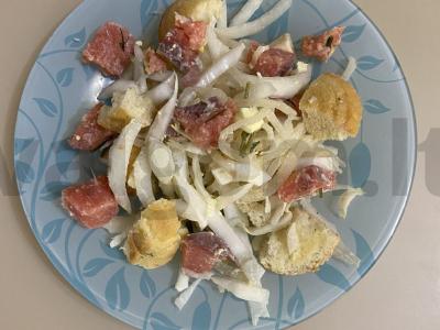 Salotos su lašiša ir traškiais skrebučiais pagrindine nuotrauka