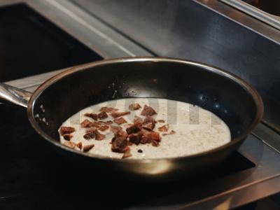 Paparadėlė su veršienos skruostais ir miško grybų padažu Žingsnis 1