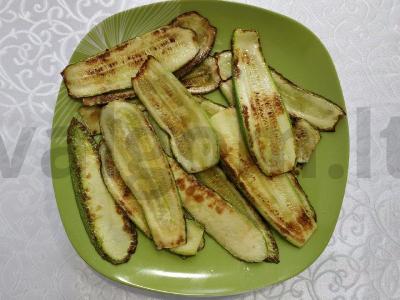 Originalūs cukinijų ritinėliai su grybais ir lydytu sūriu Žingsnis 1