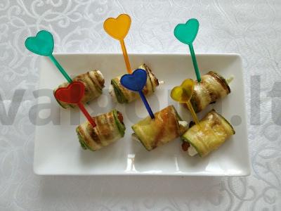 Originalūs cukinijų ritinėliai su grybais ir lydytu sūriu pagrindine nuotrauka