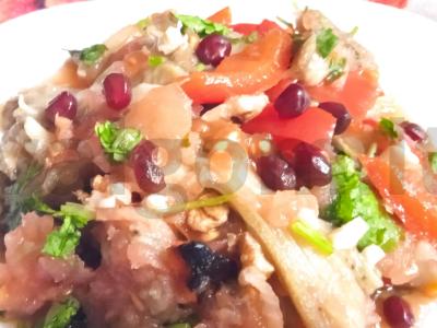 Keptų baklažanų salotas su graikiniais riešutais pagrindine nuotrauka