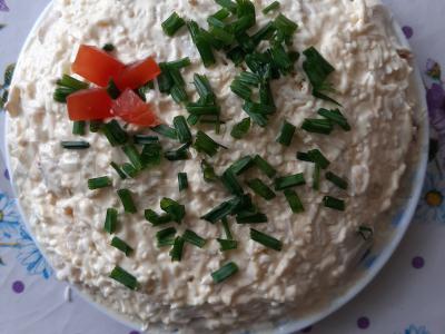 Salotas „Plaukuotas“ su vištienos krūtinėle ir grybais pagrindine nuotrauka