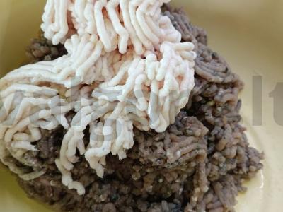 Žuvies faršas su svogūnais ir šonine pagrindine nuotrauka