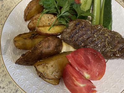 Steikas su daržovėmis pagrindine nuotrauka