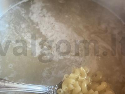 Makaronai su prieskoniais ir svogūnais Žingsnis 1
