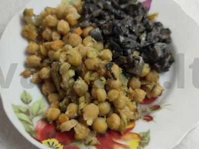 Avinžirniai su grybais, daržovėmis ir žolelėmis pagrindine nuotrauka