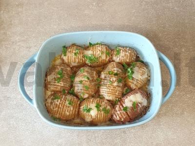 Keptas jaunas bulvės po sūriu pagrindine nuotrauka