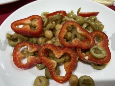 Salotas su ramiro paprika, avinžirniais ir alyvuogėmis Žingsnis 4