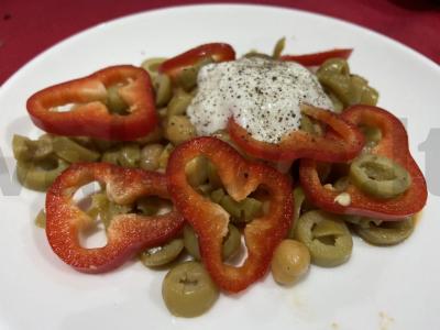 Salotas su ramiro paprika, avinžirniais ir alyvuogėmis Žingsnis 6