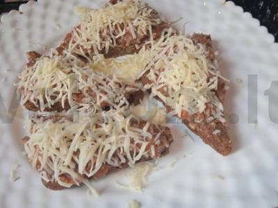 Kepti sumuštiniai su silkėmis pomidoruose ir mocarela Žingsnis 3