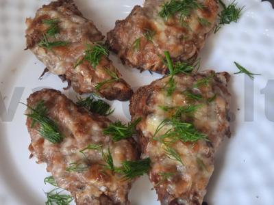 Kepti sumuštiniai su silkėmis pomidoruose ir mocarela pagrindine nuotrauka