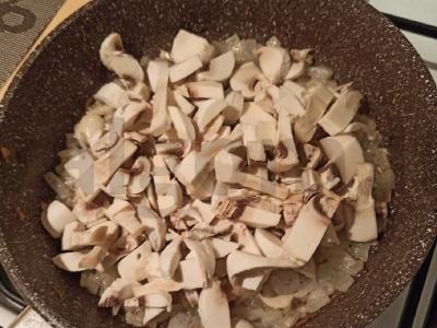 Vištiena su grybais ir grietinėlės-sūrio padažu Žingsnis 1