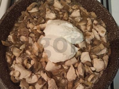 Vištiena su grybais ir grietinėlės-sūrio padažu Žingsnis 2