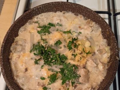 Vištiena su grybais ir grietinėlės-sūrio padažu Žingsnis 3