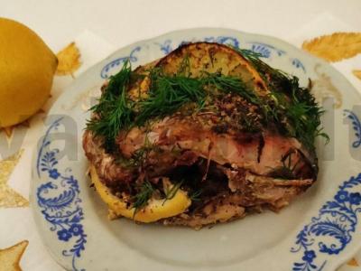 Keptas karpis su citrina ir česnako padažu grietinėje pagrindine nuotrauka