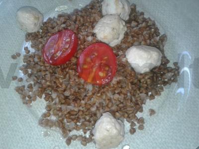 Grikių košė su vištienos kotletukais pagrindine nuotrauka