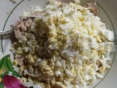 Salotos su menkės kepenimis, marinuotais agurkais ir kiaušiniu Žingsnis 2