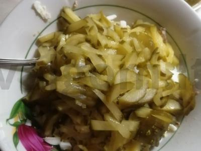 Salotos su menkės kepenimis, marinuotais agurkais ir kiaušiniu Žingsnis 3