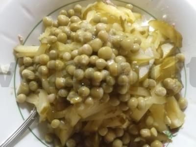 Salotos su menkės kepenimis, marinuotais agurkais ir kiaušiniu Žingsnis 4