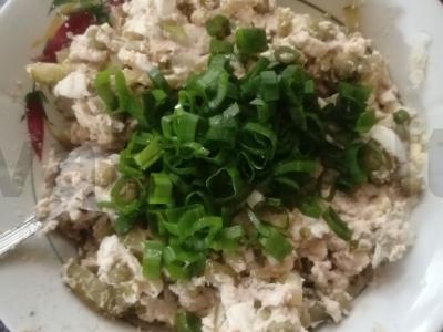 Salotos su menkės kepenimis, marinuotais agurkais ir kiaušiniu Žingsnis 5