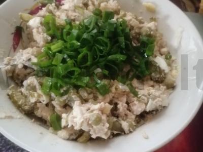 Salotos su menkės kepenimis, marinuotais agurkais ir kiaušiniu pagrindine nuotrauka