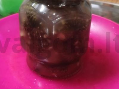 Vitamininė uogienė iš pušų kankorėžių pagrindine nuotrauka