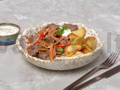 Daržovių troškinys su svogūnų lukštais pagrindine nuotrauka