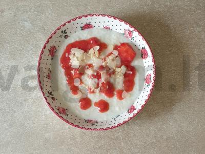 Ryžių košė su braškių piurė ir migdolų dribsniais pagrindine nuotrauka