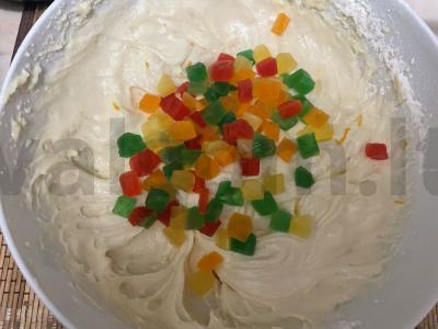 Keksas su cukatais ir apelsinų žievele Žingsnis 4