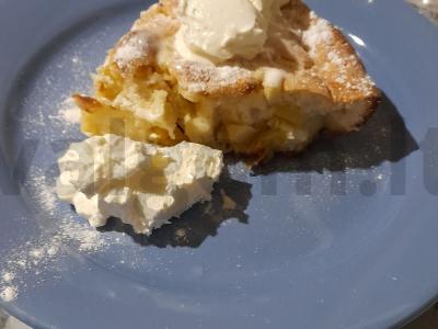 Obuolių pyragas su ledais pagrindine nuotrauka