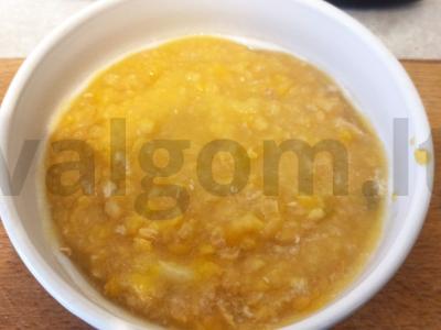 Žirnių košė lėtoje viryklėje pagrindine nuotrauka