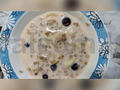 Müsli greitam pusryčiams su jogurtu ir bananais pagrindine nuotrauka