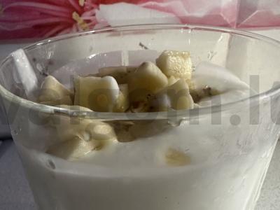 Kefyro ir vaisių kokteilis pagrindine nuotrauka