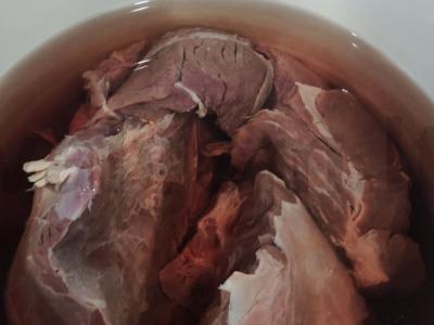 Daržovių troškinys su elnienos mėsa, paruoštas lėtoje viryklėje Žingsnis 1