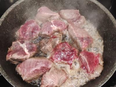 Daržovių troškinys su elnienos mėsa, paruoštas lėtoje viryklėje Žingsnis 2