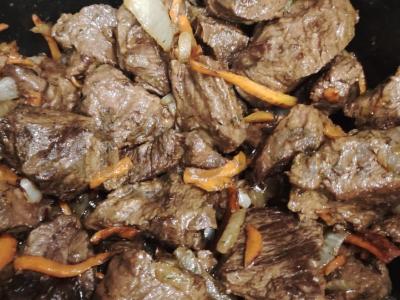 Daržovių troškinys su elnienos mėsa, paruoštas lėtoje viryklėje Žingsnis 8