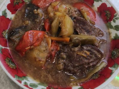 Daržovių troškinys su elnienos mėsa, paruoštas lėtoje viryklėje pagrindine nuotrauka