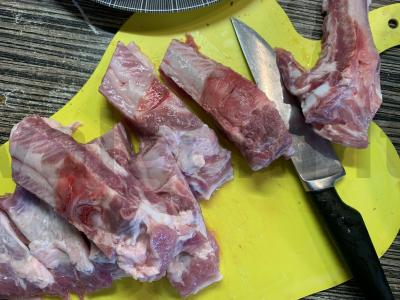 Šonkauliai su bulvėmis migdolų padaže puode Žingsnis 1