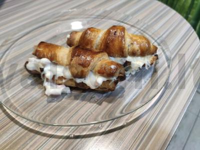 Namų kruasanai su sūrio ir kumpio grietinėlės padažu pagrindine nuotrauka