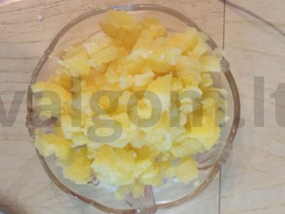 Okroška su kefyru, dešra ir žaliu svogūnu Žingsnis 1