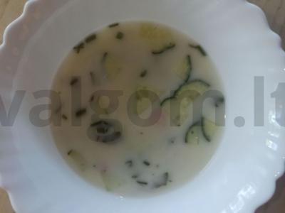 Okroška su kefyru, dešra ir žaliu svogūnu pagrindine nuotrauka