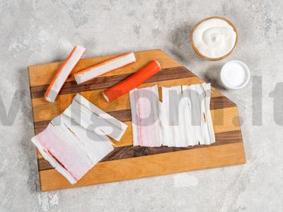 Įdarytos krabų lazdelės su sūriu ir kiaušiniu Žingsnis 1