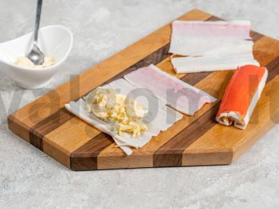 Įdarytos krabų lazdelės su sūriu ir kiaušiniu Žingsnis 2