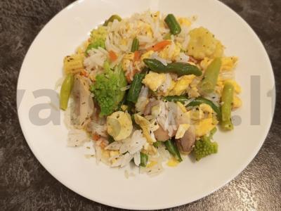 Ryžiai su daržovėmis ir kiaušiniu pagrindine nuotrauka