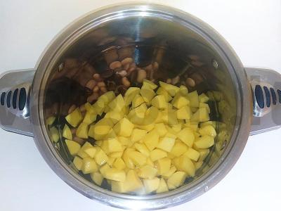 Vegetariškas burokėlių sriuba su pomidorų sultimis ir pupelėmis Žingsnis 1