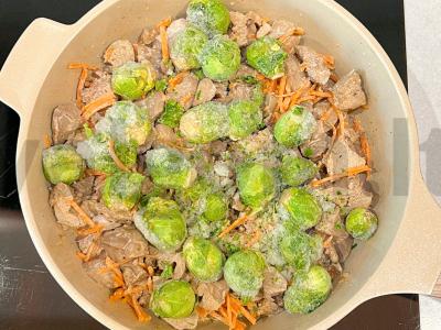 Vištienos kepenėlės su Briuselio kopūstais grietinėlėje Žingsnis 4