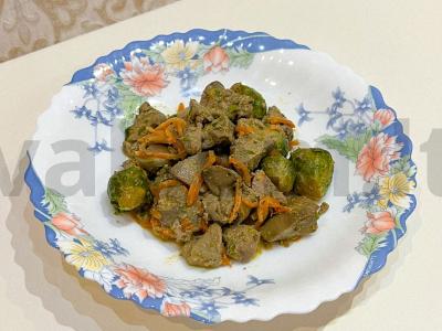 Vištienos kepenėlės su Briuselio kopūstais grietinėlėje pagrindine nuotrauka