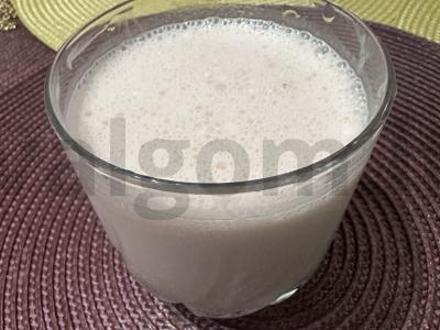 Pieninis kokteilis su aviečių sirupu pagrindine nuotrauka